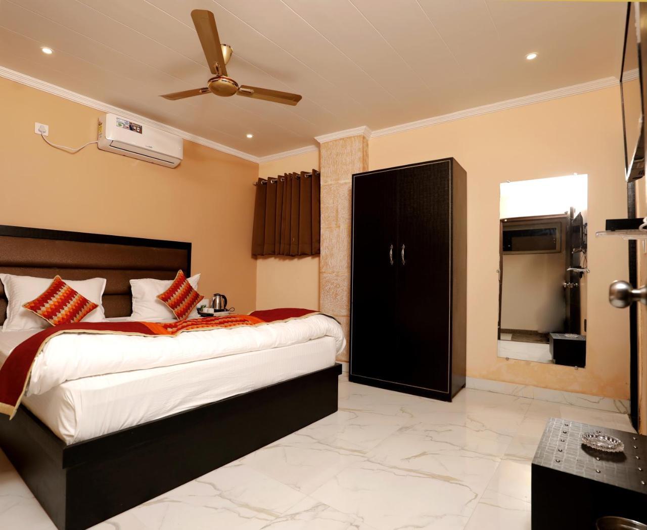 The Park Presidency Hotel Bareli Exterior foto